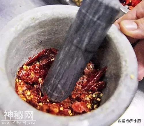 川菜的灵魂红油辣子，50年经验的传统老师傅，分享炼制红油的绝技-12.jpg