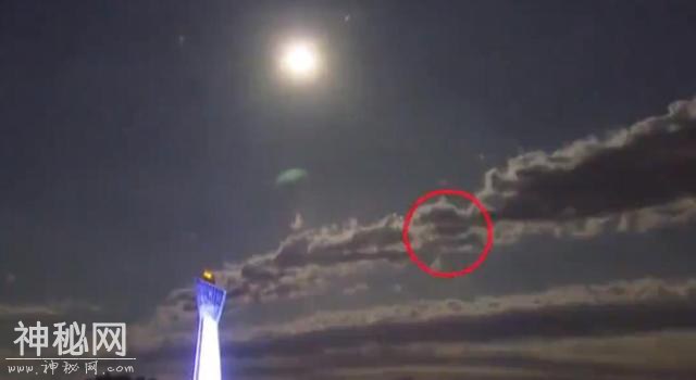 证实存在，日本上空出现不明飞行物，闪着光，快速划过夜空被拍到-3.jpg