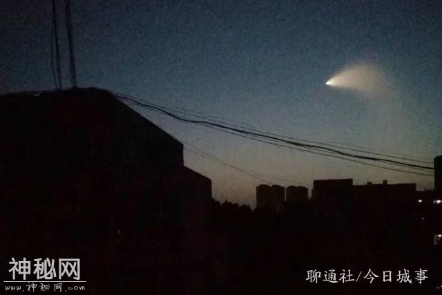 山东聊城上空出现不明飞行物，多名市民拍到，形似彗星-2.jpg