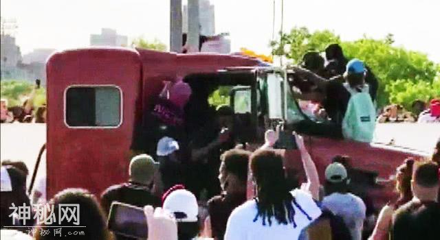 美国局势已失控！一男子在骚乱现场被货车碾死，大油罐车冲向人群-3.jpg