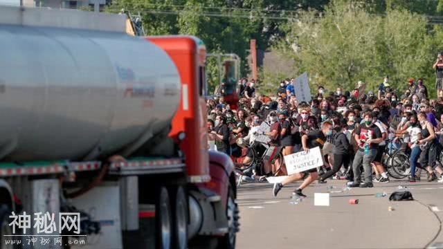 美国局势已失控！一男子在骚乱现场被货车碾死，大油罐车冲向人群-4.jpg