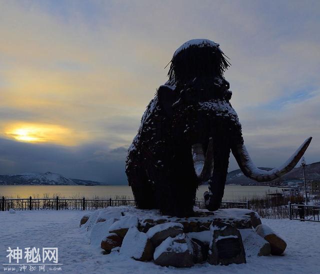 沉寂了数万年，冰川融化后，人类亲手复活了能毁灭世界的未知生物-3.jpg