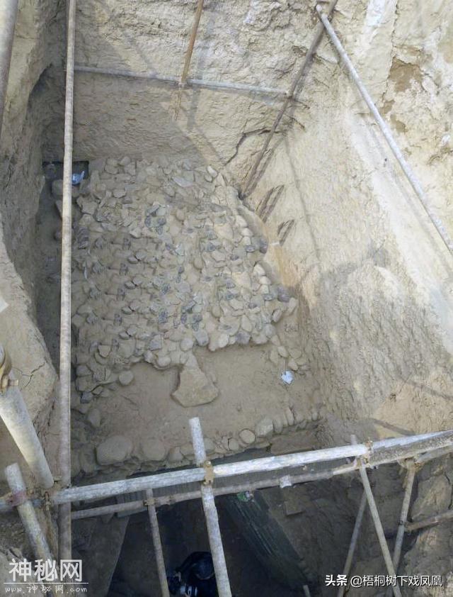 河南考古发现民坟反盗墓新奇方式，方法很简单，但想打开墓门很难-3.jpg