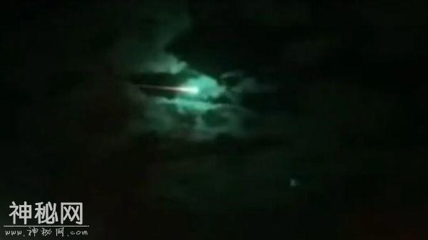 澳洲夜空惊现“神秘UFO”！全身发绿光！划破天空！网友都看傻了-1.jpg
