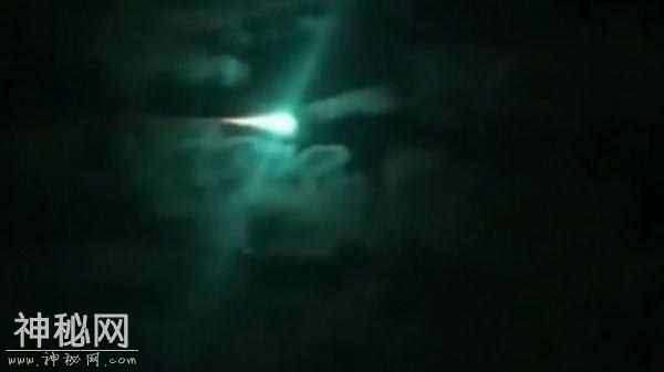 澳洲夜空惊现“神秘UFO”！全身发绿光！划破天空！网友都看傻了-9.jpg