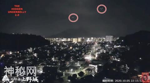 日本直播拍到UFO编队飞行：掠过火山口 银光闪烁-1.jpg