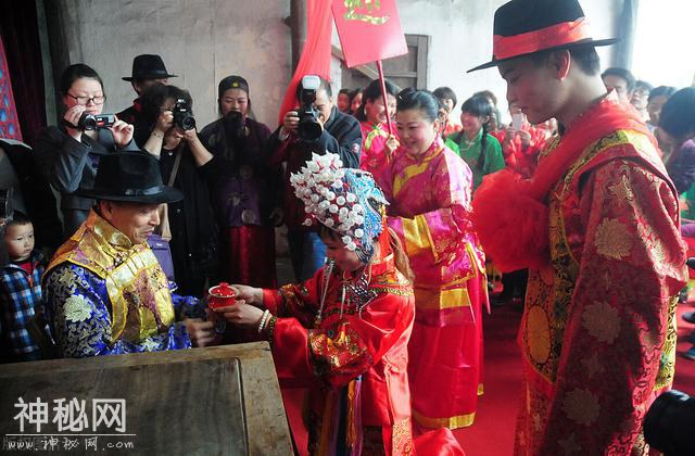 泉州市有个蟳埔女习俗，她们半夜出嫁，一件婚礼服装一生只穿两次-1.jpg