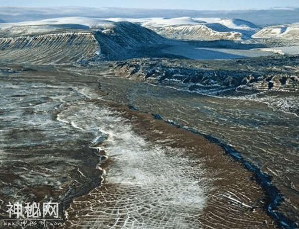 北极“高烧”不断，经常出现史前生物遗骸，冰层下或有细菌苏醒-12.jpg