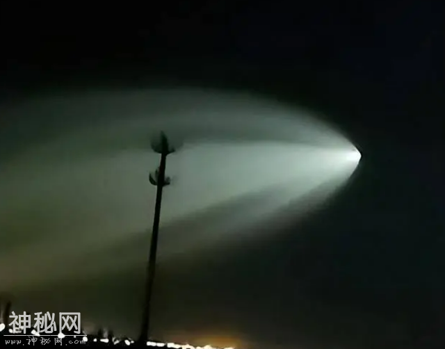 地球暴露了？不明飞行物现身新疆夜空！那是一道巨大的扇形光束-1.jpg