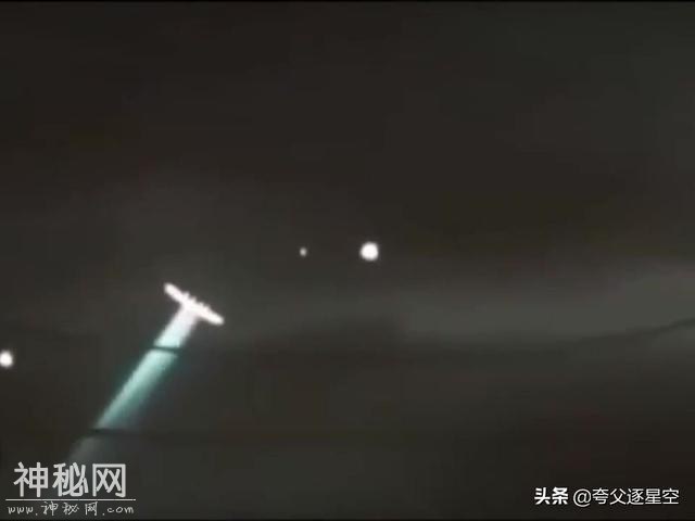 萧山机场UFO视频：五彩光芒扫描大地的战舰形状UFO是真是假？-10.jpg
