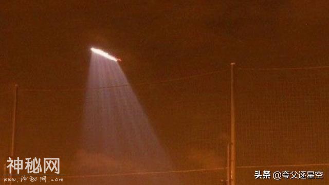 萧山机场UFO视频：五彩光芒扫描大地的战舰形状UFO是真是假？-9.jpg