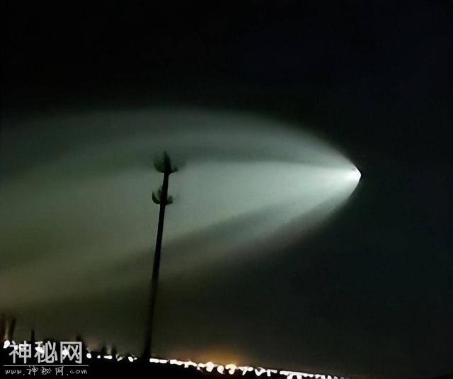 新疆多地发现巨大发光不明飞行物，其实是俄罗斯载人飞船尾流-1.jpg