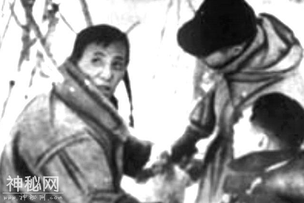 1958年日本发现一野人，警察查到他是中国人，回国后主席亲自接见-2.jpg