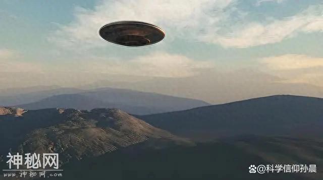 上世纪中叶很多美国人看到了UFO，真是飞碟吗？其实是导弹-1.jpg